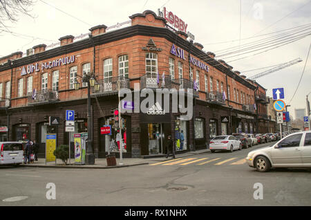 Eriwan, Armenien, Januar 02,2019: ein wunderschönes altes 2-stöckiges Gebäude, gebaut aus schwarzen und roten tuffstein an der Kreuzung der Arami Street und Abovyan street Stockfoto