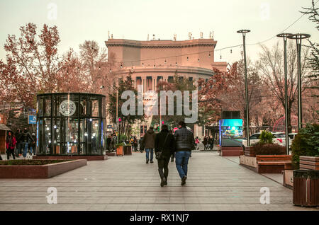 Eriwan, Armenien, Januar 02,2019: Abfahrt von der North Avenue auf dem Platz der Freiheit und der Oper in Yerevan, die Hauptstadt Armeniens Stockfoto