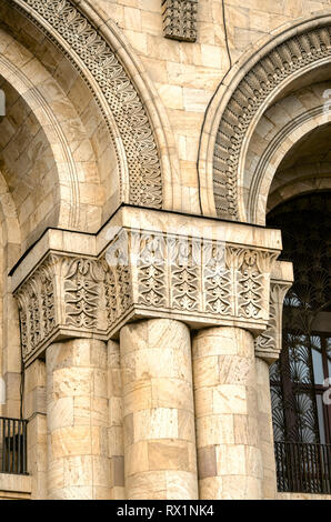 Architektonisches Detail der gewölbten Nischen gerahmt mit geschnitzten Ornament stützte sich auf den Lisenen mit den Hauptstädten liegen auf vier Säulen an der Fassade des Stockfoto