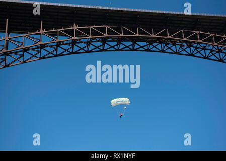 Meilen Daisher, professionelle Base Jumper, springen aus dem Perrine Bridge mit "Twin Falls" Fallschirm in der Snake River Canyon, Twin Falls, Idaho. Herr Stockfoto