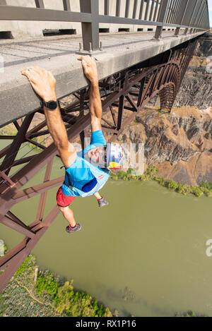 Meilen Daisher, professionelle Base Jumper, vom Perrine Bridge in Twin Falls, Idaho hängen. Stockfoto