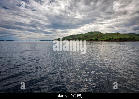 Komodo National Park liegt im Zentrum des indonesischen Archipels gelegen, zwischen den Inseln Sumbawa und Flores. Es ist Heimat von einzigartigen Komodo Drache. Stockfoto