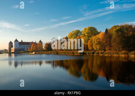 Alte herbst Park und Teich in Mir Township, Gebiet Grodno, Weißrussland. Stockfoto