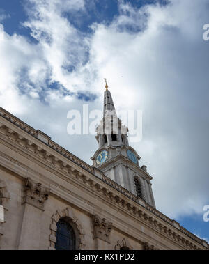 Der Turm der St. Martin in den Bereichen Kirche am Trafalgar Square, London, UK an einem blustery und wechselhaften Tag im März. Stockfoto