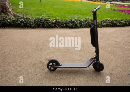 Elektroroller in Whitehall Gardens, vor allem durch die Londoner als ein einfaches und schnelles Transportmittel in London, UK, Radwege und Straßen verwendet. Stockfoto