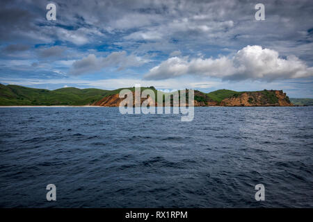 Komodo National Park liegt im Zentrum des indonesischen Archipels gelegen, zwischen den Inseln Sumbawa und Flores. Es ist Heimat von einzigartigen Komodo Drache. Stockfoto