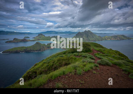 Padar ist eine kleine Insel zwischen Komodo und Rinca Inseln Komodo Archipel. Es ist die 3. größte Insel Komodo National Park. Stockfoto