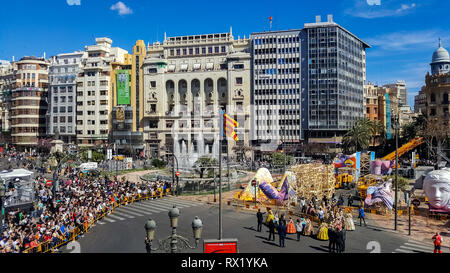 Valencia, Spanien - 7. März 2019: Vorbereitung des Rathauses Falla Tage vor der endgültigen Montage, kurz vor dem Schuß einer Mascletá. Stockfoto