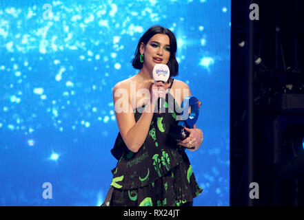 Dua Lipa auf der Bühne mit Ihren Preis für die beste britische Künstlerin oder die Gruppe während der Global Awards 2019 mit sehr.co.uk am Londoner Eventim Apollo Hammersmith statt. Stockfoto