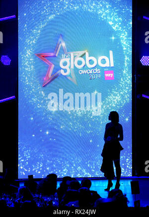 Dua Lipa auf der Bühne während der Global Awards 2019 mit sehr.co.uk am Londoner Eventim Apollo Hammersmith statt. Stockfoto