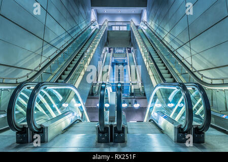 U-Bahnstation in futuristisches Design mit Stahl, Glas und Rolltreppen, Kopenhagen, 16. Februar 2019. Stockfoto
