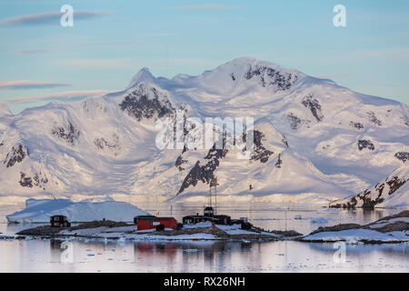 Vergletscherte Berge bieten die Kulisse für einen chilenischen Base im Paradies Hafen, Antarktische Halbinsel, Antarktis Stockfoto