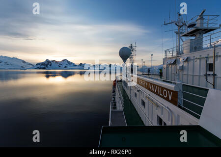 Die Sonne an einem anderen Tag der Erkundung der Antarktischen Halbinsel an Bord der Akademik Vavilov. Der Antarktis. Stockfoto