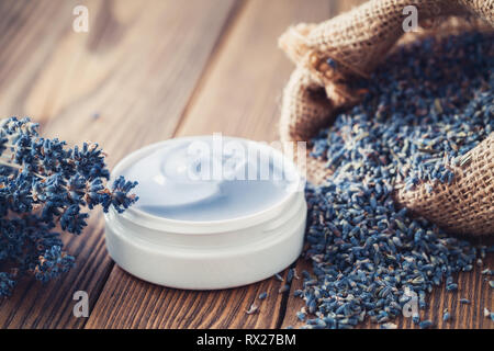 Lavendel Creme oder Salbe, hessische Beutel trockener Lavendel und Bündel von getrockneten Blumen. Stockfoto