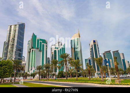 Doha, Katar - 7. Januar 2019: Wolkenkratzer in der Innenstadt von Doha, Katar. Stockfoto