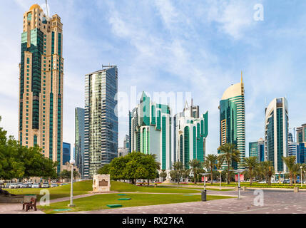 Doha, Katar - 7. Januar 2019: Wolkenkratzer in der Innenstadt von Doha, Katar. Stockfoto