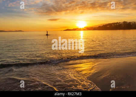 Wellen bei Sonnenuntergang am Strand Silgar brechen, Sanxenxo touristische Stadt Stockfoto