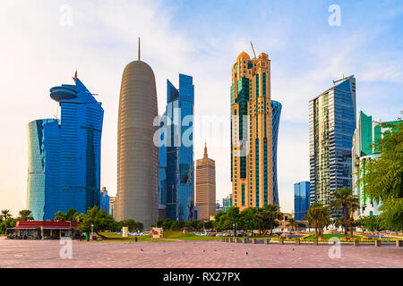 Doha, Katar - 7. Januar 2019: Wolkenkratzer in der Innenstadt von Doha, Katar. Stockfoto