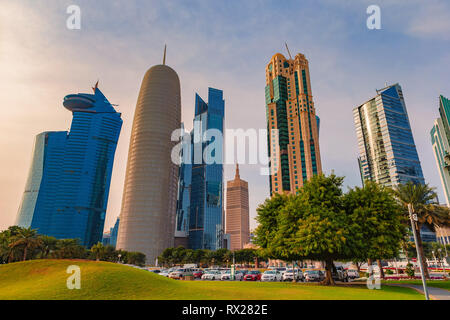 Doha, Katar - 7. Januar 2019: Wolkenkratzer in der Innenstadt von Doha, Katar. Stockfoto