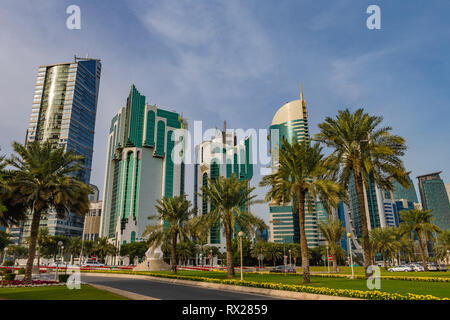 Doha, Katar - 7. Januar 2019: Wolkenkratzer in der Innenstadt von Doha, Katar. Stockfoto
