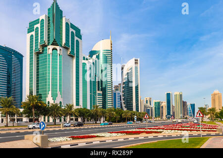 Doha, Katar - 7. Januar 2019: Wolkenkratzer in der Innenstadt von Doha, Katar. Stockfoto