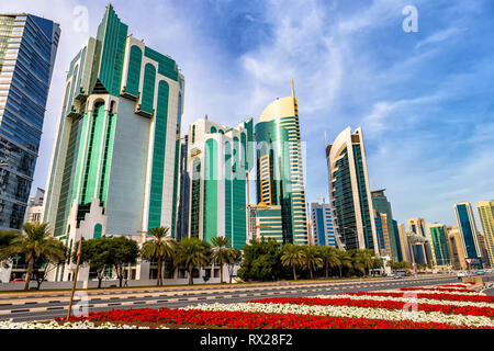 Doha, Katar - 7. Januar 2019: Wolkenkratzer in der Innenstadt von Doha, Katar. Stockfoto