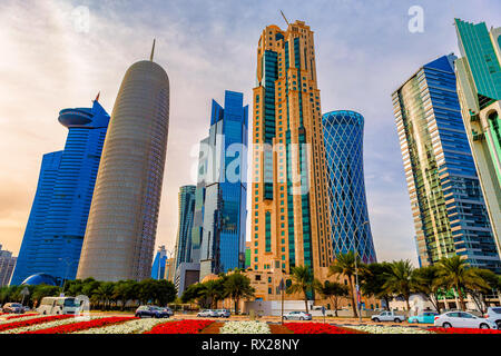 Doha, Katar - 7. Januar 2019: Wolkenkratzer in der Innenstadt von Doha, Katar. Stockfoto