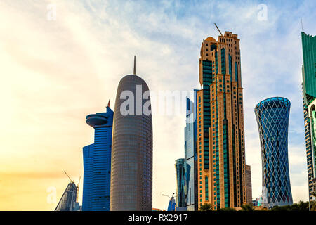 Wolkenkratzer in der Innenstadt von Doha, Katar. Stockfoto