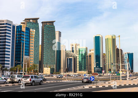 Doha, Katar - 7. Januar 2019: Wolkenkratzer in der Innenstadt von Doha, Katar. Stockfoto