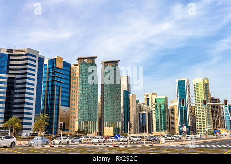 Doha, Katar - 7. Januar 2019: Wolkenkratzer in der Innenstadt von Doha, Katar. Stockfoto
