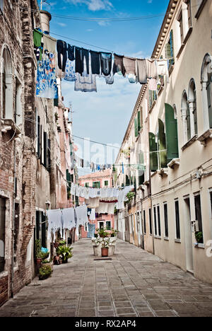 Wäsche hängen in einer engen Straße in Venedig, Italien Stockfoto