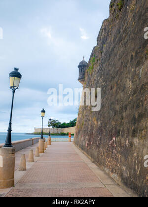 San Juan, Puerto Rico am Paseo de la Princesa auf das Karibische Meer. Stockfoto