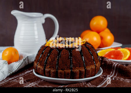 Kuchen ist fertig. Bundt Cake mit Schokoladenüberzug und orange Stockfoto