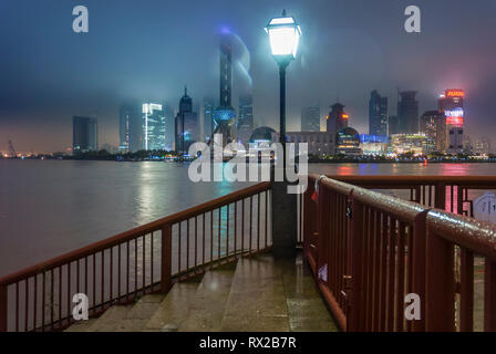 Der Oriental Pearl TV Tower und die Skyline von Pudong in Monsunregen, Shanghai Stockfoto