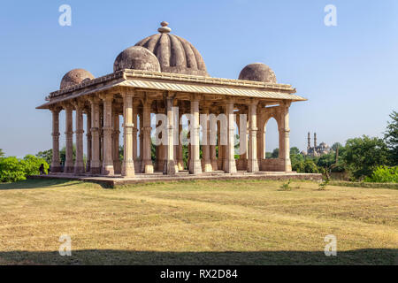 Champaner, India-December Pavagadh, Gujarat, 07, 2014 - eine vollständige Ansicht der Kenotaph mit Jama Masjid in den Boden zurück Stockfoto
