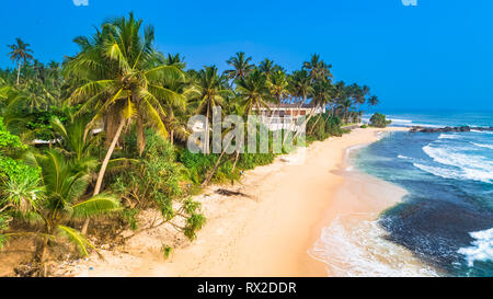 Antenne. Blick auf den Strand in Unawatuna, Sri Lanka. Stockfoto