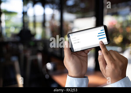 Mann, tippen Sie auf die Schaltfläche Instant Messaging-Anwendung auf dem Mobiltelefon Stockfoto