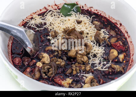 Würziges gehacktes Schweinefleisch Salat. lokale Küche mit frischem Schweinefleisch von Nord-thailand. Stockfoto