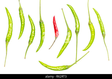 Frische, grüne und rote Chili ist eine Reihe Muster auf weißem Hintergrund. Stockfoto