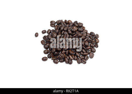 Ansicht von oben Geröstete Kaffeebohnen ist ein Frame Muster auf weißem Hintergrund. Stockfoto