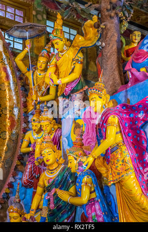 Nur ein Beispiel für die reich verzierten und farbenprächtigen buddhistischen Statuen in einer Ecke der Gangaramaya Tempel in Sri Janaratana Straße in der srilankischen Hauptstadt Stockfoto