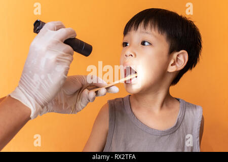 Close up Arzt Prüfung der Kehle des Patienten mit zungenspatel. Stockfoto