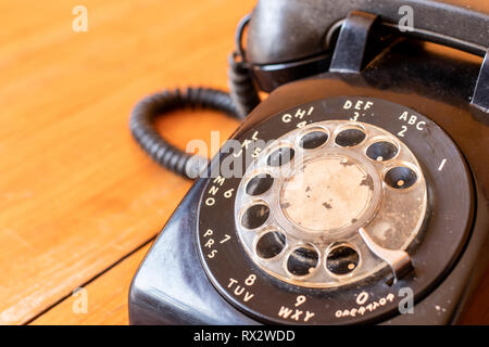 Retro Rotary alten schwarzen Telefon auf einem Tisch platziert. Stockfoto