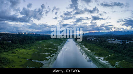 Antenne Panoramablick von Burnaby Lake in einer dramatischen trübe Sommer Sonnenuntergang. In Vancouver, British Columbia, Kanada. Stockfoto