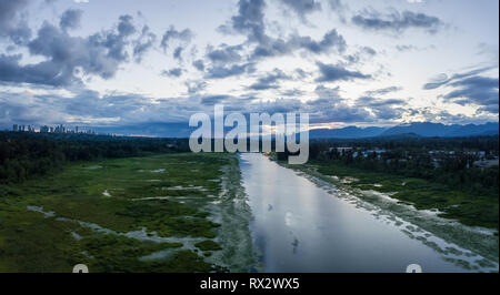 Antenne Panoramablick von Burnaby Lake in einer dramatischen trübe Sommer Sonnenuntergang. In Vancouver, British Columbia, Kanada. Stockfoto