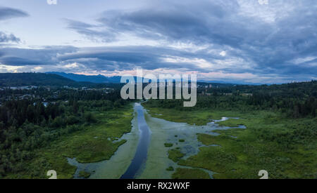 Antenne Panoramablick von Burnaby Lake in einer dramatischen trübe Sommer Sonnenuntergang. In Vancouver, British Columbia, Kanada. Stockfoto