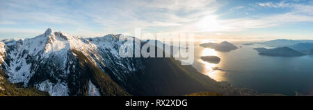 Antenne Panoramablick auf Howe Sound Bergen während einer lebhaften winter Sonnenuntergang. In der Nähe von Löwen Bucht, nördlich von Vancouver, BC, Kanada. Stockfoto