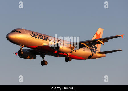 Jetstar Airways Airbus A320-232 Airliner VH-VFH Ansatz am Adelaide Flughafen zu landen. Stockfoto