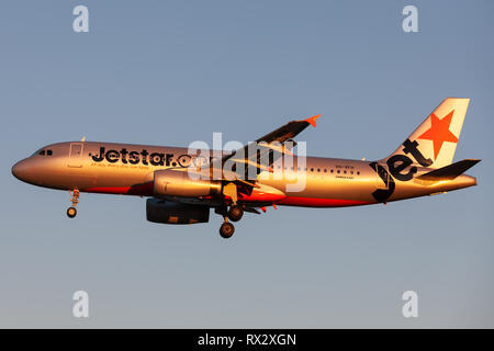 Jetstar Airways Airbus A320-232 Airliner VH-VFH Ansatz am Adelaide Flughafen zu landen. Stockfoto