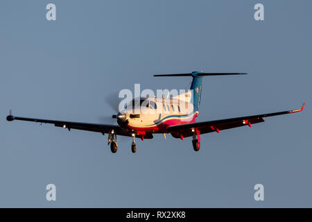 Royal Flying Doctors Service von Australien Pilatus PC-12 single engine Air Ambulance Aircraft on Ansatz am Adelaide Flughafen zu landen. Stockfoto